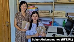 Айсулуу Борбуева жана анын жардамчысы Элзира Мирлан кызы