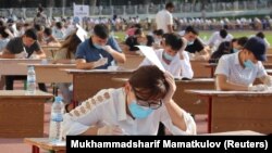 Вступний іспит в університет на стадіоні «Пахтакор» у Ташкенті, 2 вересня 2020 року
