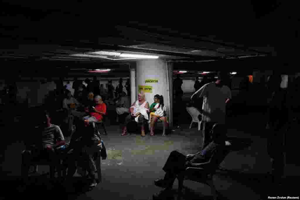 Njerëz duke u strehuar mes sulmeve raketore nga Irani, në Tel Aviv, më 17 qershor.