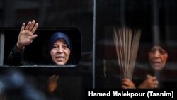 فائزه هاشمی در مراسم تشییع پدرش اکبر هاشمی رفسنجانی در ۲۱ دی ۹۵