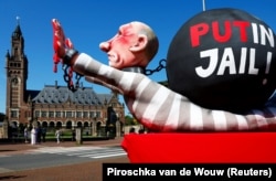 Инсталляция с изображением главы России Владимира Путина у здания Международного суда ООН. Гаага, Нидерланды, 7 мая 2024 года