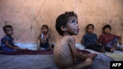 2 წლის პალესტინელი ბიჭი ოჯახთან ერთად ალ-შატის ლტოლვილთა ბანაკში, ქალაქ ღაზის დასავლეთით, 2025 წლის 23 ივლისი 