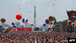 Na ovoj fotografiji koju je distribuirala ruska državna agencija Sputnik, ljudi puštaju balone u zrak dok ruski predsjednik Vladimir Putin i sjevernokorejski vođa Kim Džong Un prisustvuju ceremoniji dočeka na Trgu Kim Il Sung u Pjongjangu 19. juna 