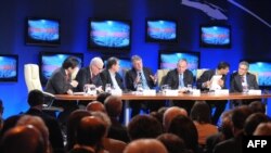 Швейцария. Коноктор "Глобалдык өсүш үчүн жаңы нормалдуу абал эмне?" деген талкууну угушууда. Давос. 27-январь, 2010-жыл.