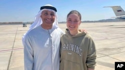 Ксенія Кареліна з послом Об’єднаних Арабських Еміратів Юсефом аль-Отайбою, Абу-Дабі, 10 квітня 2025 року. Згодом вона вилетіла до США