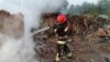 Рятувальники гасять пожежу після російського удару, Прилуки, Чернігівська область, 5 червня 2025 року