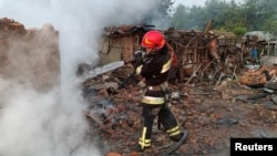 Ілюстраційне фото. Рятувальник ліквідує наслідки російської атаки на Чернігівщині, червень 2025 року