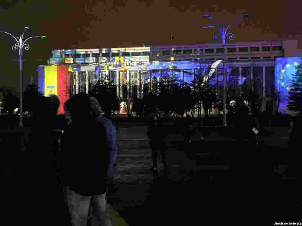 Și în Piața Victoriei, locul consacrat pentru proteste în ultimii ani, s-au adunat câteva persoane care reclamau modificările recente asupra Legilor Justiției. Ca și în alte rânduri, deși mult mai puțini, au cerut Justiție, nu corupție.