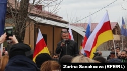 На встрече с жителями райцентра Дзау и Дзауского района президент объяснил, почему в республику не торопится инвестор