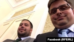 Кирил Джабаров (вляво) и Йордан Моллов по време на тяхно посещение в старата сграда на Народното събрание