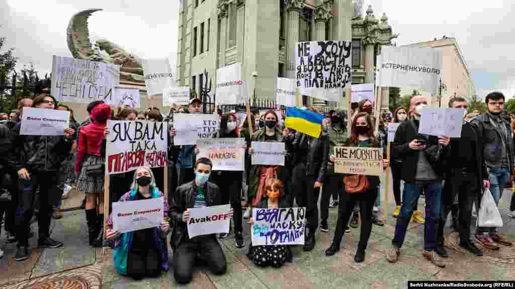 Декілька сотень людей влаштували ввечері неділі під Офісом президента акцію на підтримку активістів Сергія Стерненка і Руслана Демчука, визнаних судом першої інстанції винними у викраденні одеського депутата проросійської партії&nbsp;&laquo;Родіна&raquo; Сергія Щербича.