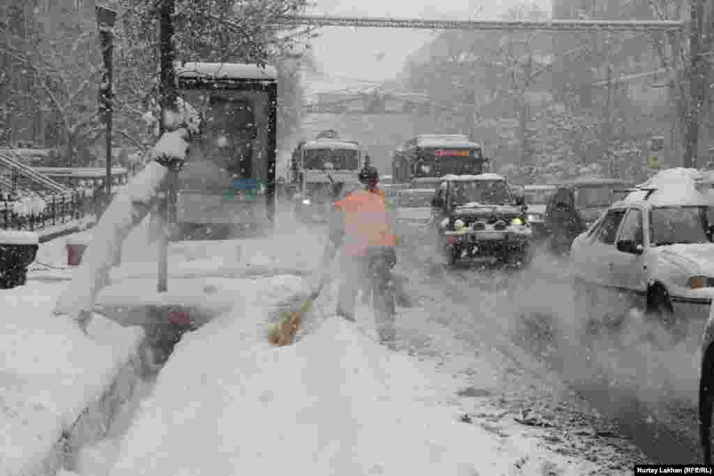 Ливень перешел в снегопад. Работа снегоуборочной техники затруднилась.&nbsp;
