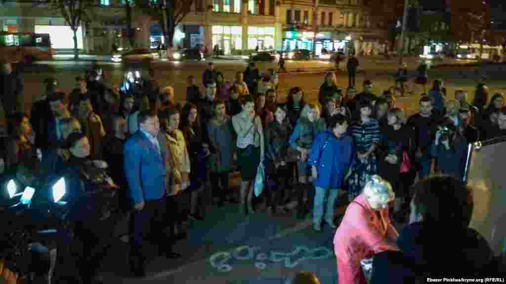 На площади Ленина в Симферополе горожане вышли на акцию скорби по погибшим в результате взрыва и стрельбы в Керченском политехническом колледже.