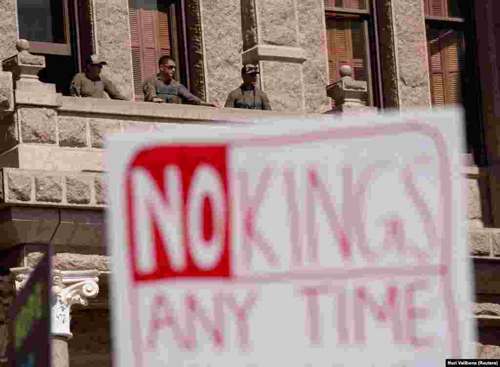 Поліцейські штату Техас стежать за територією Капітолію під час акції протесту «Ні королям» проти політики президента США Дональда Трампа, Остін, Техас, США, 18 жовтня 2025 року