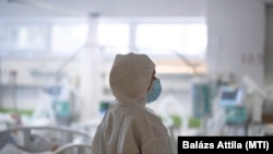 Ápoló a fehérgyarmati kórház koronavírus-osztályán 2021. április 2-án
