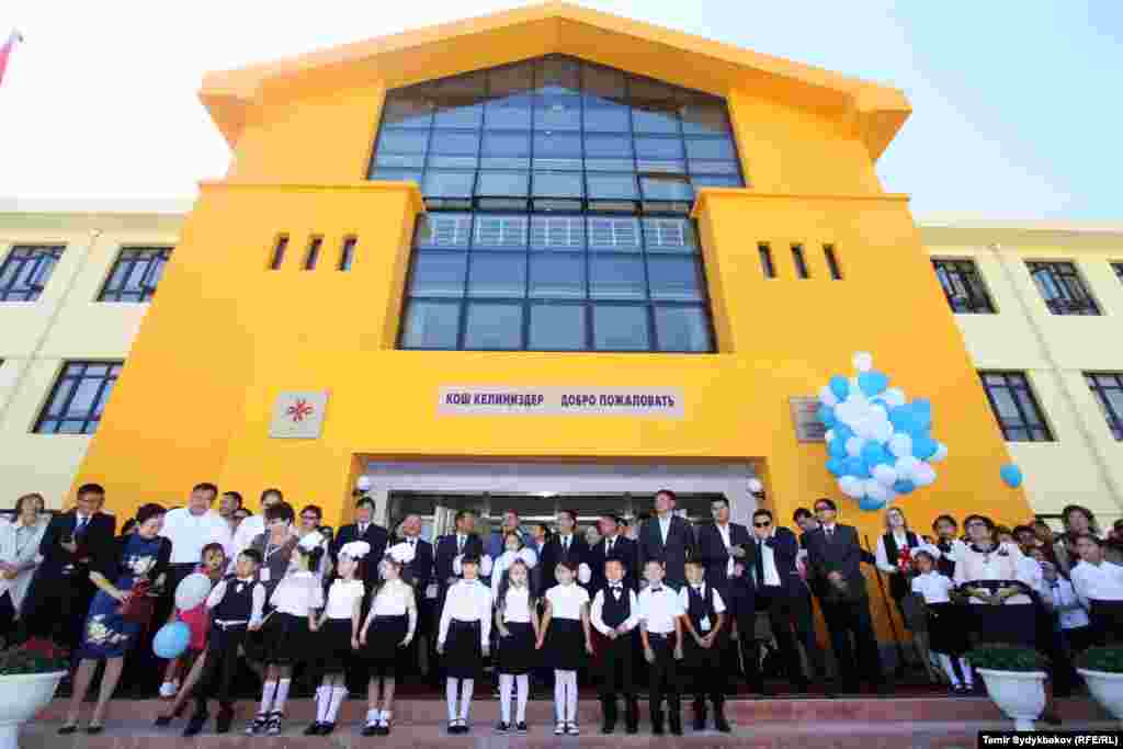 Жал кичи районунан орун алган №95 мектеп-гимназиянын ачылыш салтанатына шаар мэри Албек Ибраимов катышты.