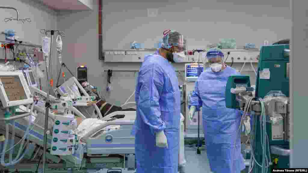 În valul IV, medicii spun că pacienții care se internează cu Covid au nevoie, la scurt timp, de terapie intensivă pentru că starea lor de sănătate se deteriorează foarte repede.&nbsp;