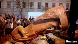 A Lenin statue in Kyiv toppled by protesters on December 8.