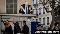 Frescă cu Vladimir Putin sugrumând porumbelul păcii în Place de la Paix, Lyon, Franța. 