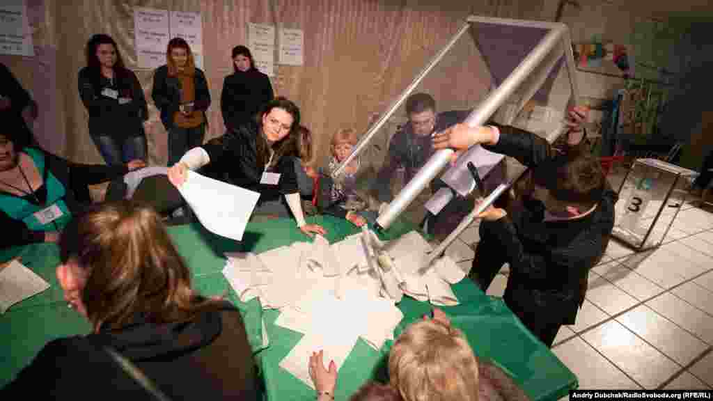 Дільниця, на якій кореспонденти Радіо Свобода спостерігали за підрахунком голосів, розташована у центрі Станиці Луганської. Голова цієї дільниці відзначив низьку явку. Зареєстровано було 1365 виборців, однак проголосувало лише 374 людини