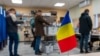 Cetățeni români, votând la Chișinău, la parlamentarele românești din 2024 