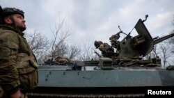 Українські військовослужбовці підрозділу ППО спостерігають за небом на передовій поблизу міста Бахмут, фото ілюстративне