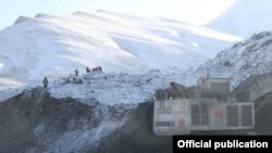 Кумтөр кениндеги казуу иштери.