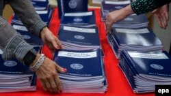 Copii ale Bugetului „America First” al președintelui Trump într-o librărie la Washington