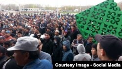 Aqto‘be shahridagi mitingga kelgan norozilar, 2016 yil 27 apreli.