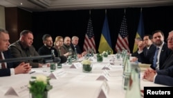 Delegația ucraineană și cea americană la Conferința de Securitate de la Munchen, 14 februarie 2025.