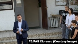Pe 5 septembrie, la o întâlnire cu alegătorii din satul Ciorescu, mun. Chișinău, candidatul PAS Sergiu Lazarencu a fost prezentat ca ministru al Mediului, deși acesta este suspendat din funcție pe durata campaniei electorale. 