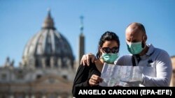 Dy turistë në Vatikan në Itali.