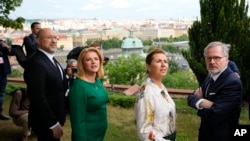 Premierul ceh Petr Fiala (în dreapta) a organizat marți seară o cină în format restrâns cu omologul său din Ucraina, Denis Șmîhal (stânga), cu prim-ministra daneză Mette Frederiksen și cu șefa guvernului leton, Evika Silina (în verde). 