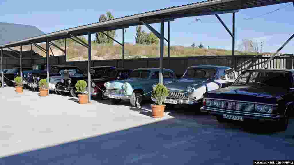 რარიტეტული ავტომობილები რეკონსტრუქციის მოლოდინში ავტომუზეუმის ეზოში. 