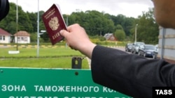 Зона митного контролю на російсько-естонському кордоні між Нарвою та Івангородом, Росія, Ленінградська область