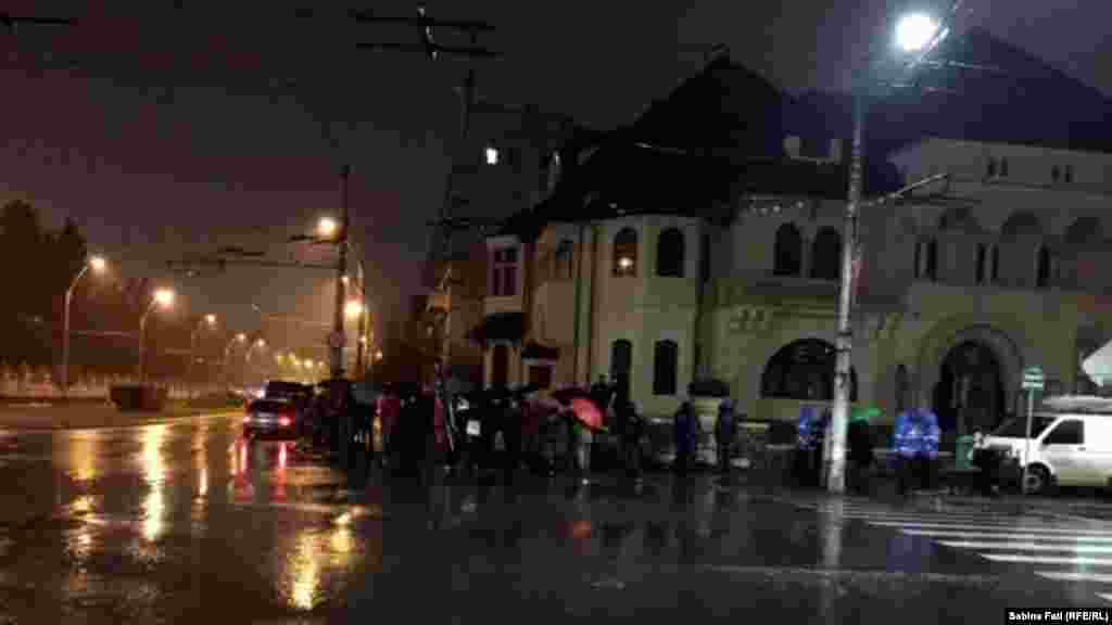 Și o mînă de oameni la Cotroceni, scandînd lozinci anti-prezidențiale...