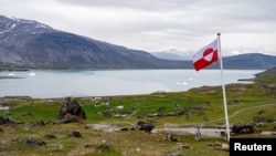 Гренландія на понад 80% вкрита кригою і має лише 56,6 тисяч мешканців, які користуються самоврядуванням, але вони також є громадянами Данського королівства