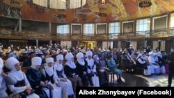 Курултайдын катышуучулары. Сүрөт «Фейсбук» колдонуучу Айбек Жаңыбаевдин баракчасынан алынды.