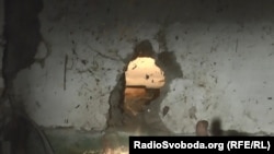 Дірки від обстрілів у будинку жінки