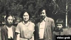 Роза Карагулова жакындары менен.