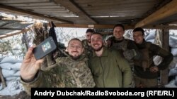 Отець Андрій часто робить селфі з матросами та офіцерами. Каже, що це вже стало традицією, яка допомагає налагодити контакт із хлопцями. Морпіхи підхопили традицію і вже самі роблять селфі з отцем. Хештаги #ялюблюморськупіхоту та #ЗавждиВірні тепер можна майже щодня побачити у Facebook та Instagram