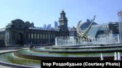 Одна з веж Київського вокзалу нагадує мені Константинополь, а інша – Львів