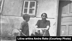 Amir Reko sa majkom, arhivska fotografija