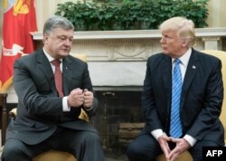Петро Порошенко та Дональд Трамп (праворуч) під час зустрічі у Білому домі, Вашингтон, 20 червня 2017 року