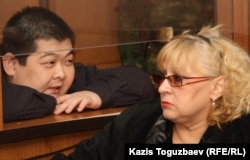Павлюктун өлүмү боюнча айыпталган Алдаяр Исманкулов адвокаты Светлана Мурзина менен сот өкүмүнүн алдында, Алматы, 2011-жылдын 11-октябры.