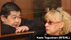 Сот залында журналист Геннадий Павлюктун өлүмү боюнча айыпталуучу Алдаяр Исманкулов менен анын жактоочусу Светлана Мурзина отурат. Алматы, 11-октябрь, 2011-жыл.