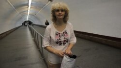 Пані Любов виконує українську народну пісню