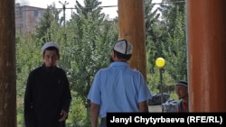 Дунган мечитиндеги момун мусулмандар