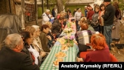 Дворик сімферопольської кенаси. Кримські караїми з різних куточків півострова на святкуванні традиційного караїмського свята врожаю у 2019 році