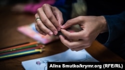 Айше малює з дітьми